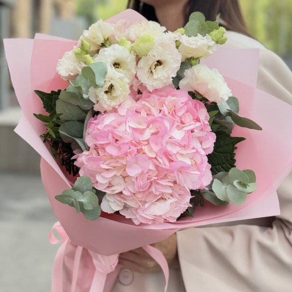 Букет с розовой гортензией и эустомой
