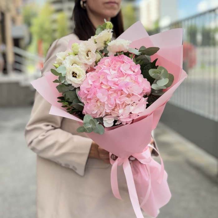 Букет с розовой гортензией и эустомой