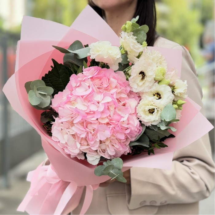 Букет с розовой гортензией и эустомой