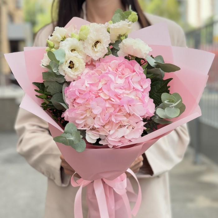 Букет с розовой гортензией и эустомой