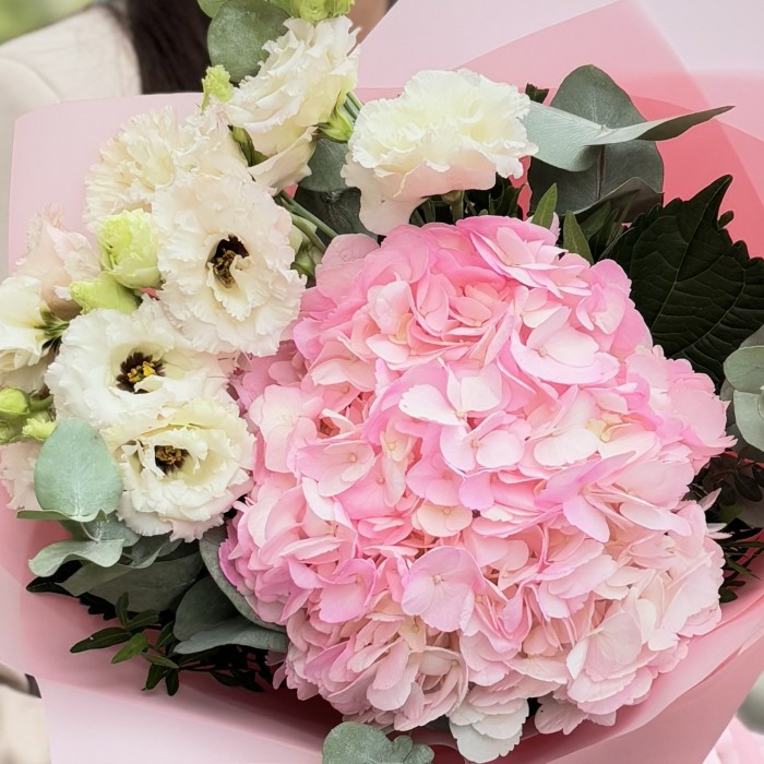 Букет с розовой гортензией и эустомой