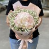 Букет с розовой  гортензией и гипсофилой Легкость