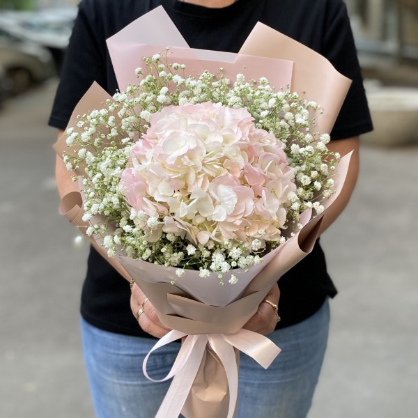 Букет с розовой  гортензией и гипсофилой Легкость