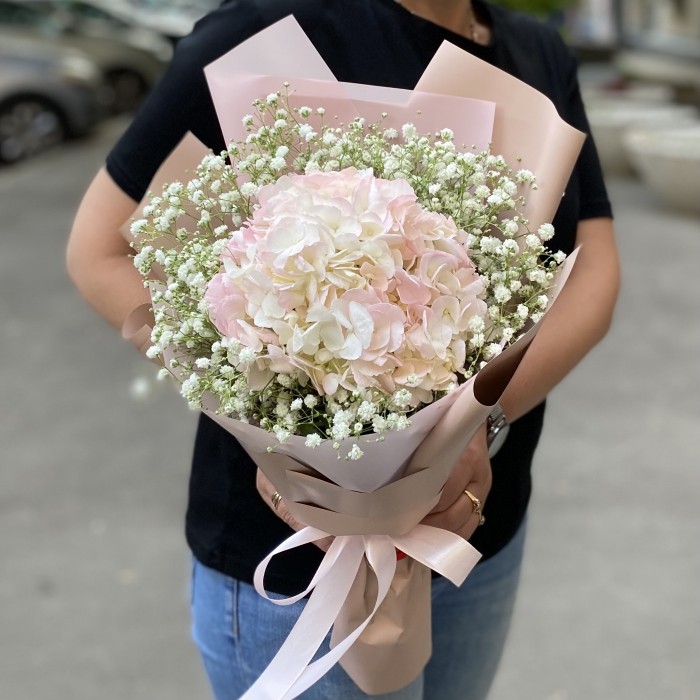 Букет с розовой  гортензией и гипсофилой Легкость