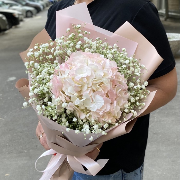 Букет с розовой  гортензией и гипсофилой Легкость