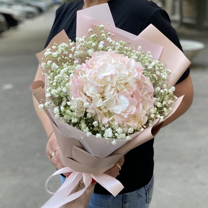 Букет с розовой  гортензией и гипсофилой Легкость