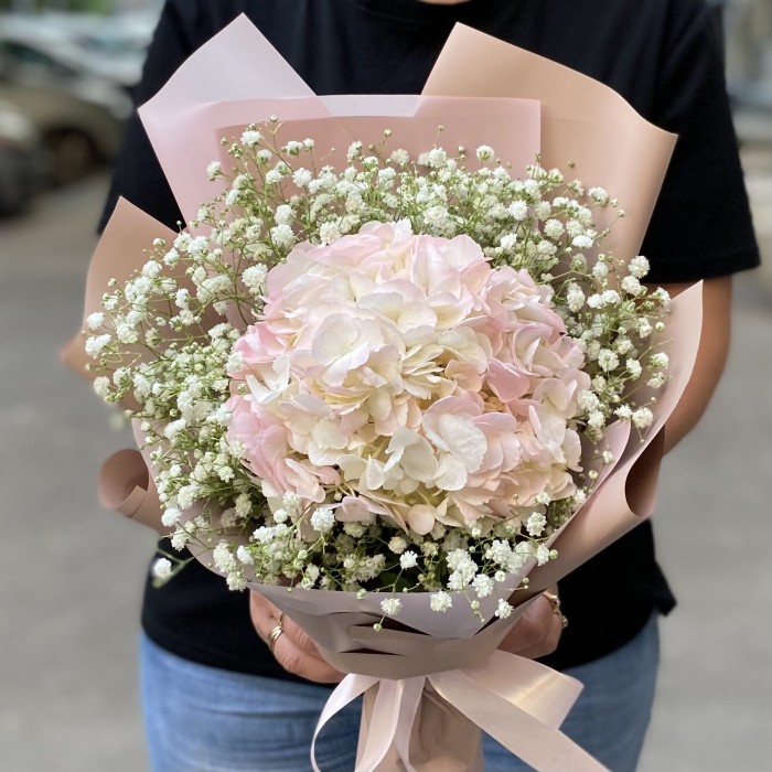 Букет с розовой  гортензией и гипсофилой Легкость