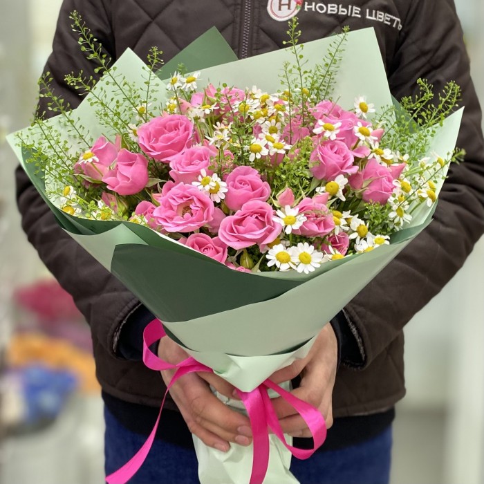 Букет с розовой кустовой розой и ромашкой