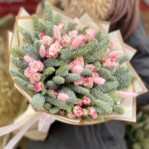 Букет с розовыми розами и нобилисом