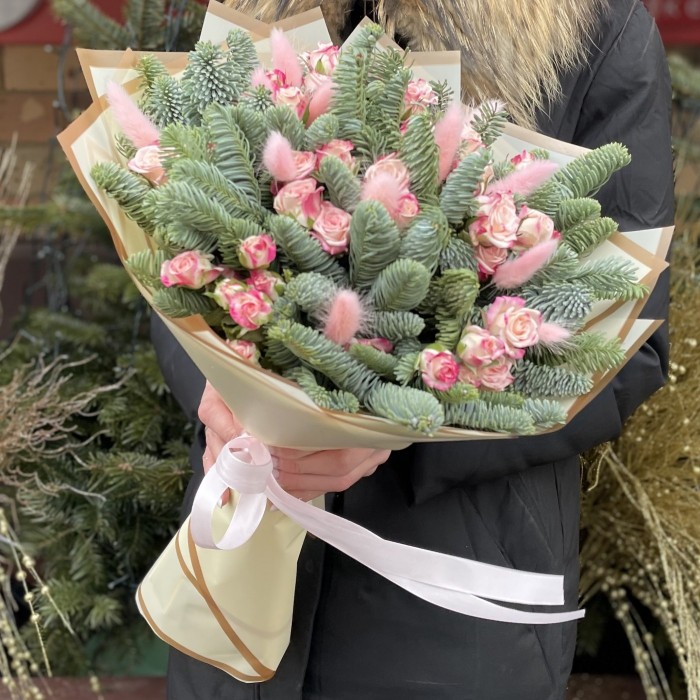 Букет с розовыми розами и нобилисом