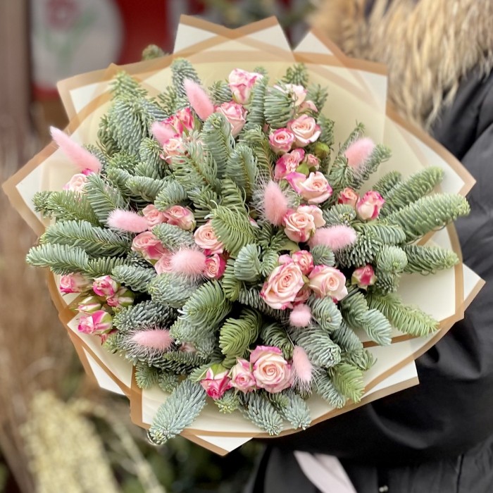 Букет с розовыми розами и нобилисом