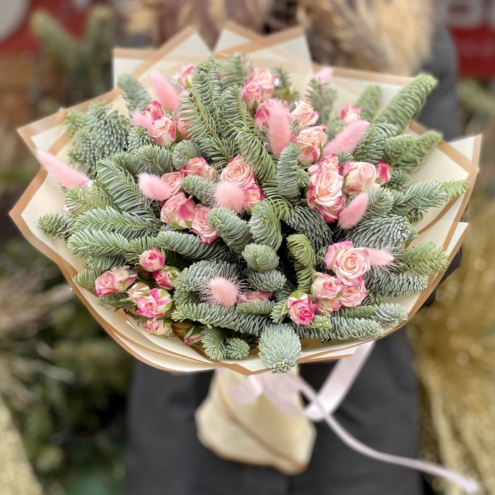 Букет с розовыми розами и нобилисом