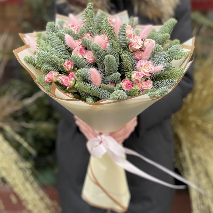 Букет с розовыми розами и нобилисом