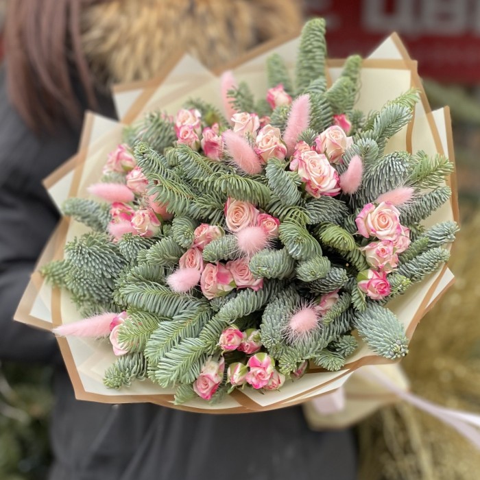 Букет с розовыми розами и нобилисом