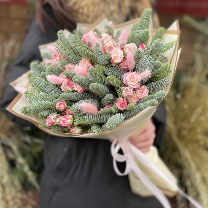 Букет с розовыми розами и нобилисом