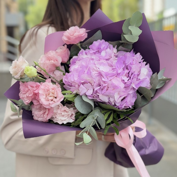 Букет с сиреневой гортензией и эустомой