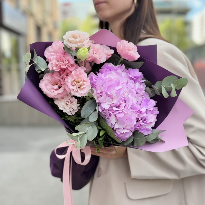 Букет с сиреневой гортензией и эустомой