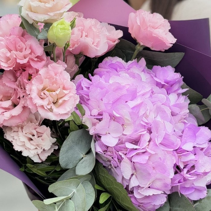 Букет с сиреневой гортензией и эустомой