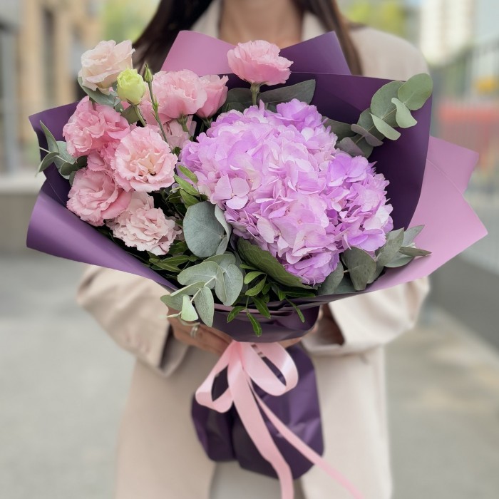 Букет с сиреневой гортензией и эустомой