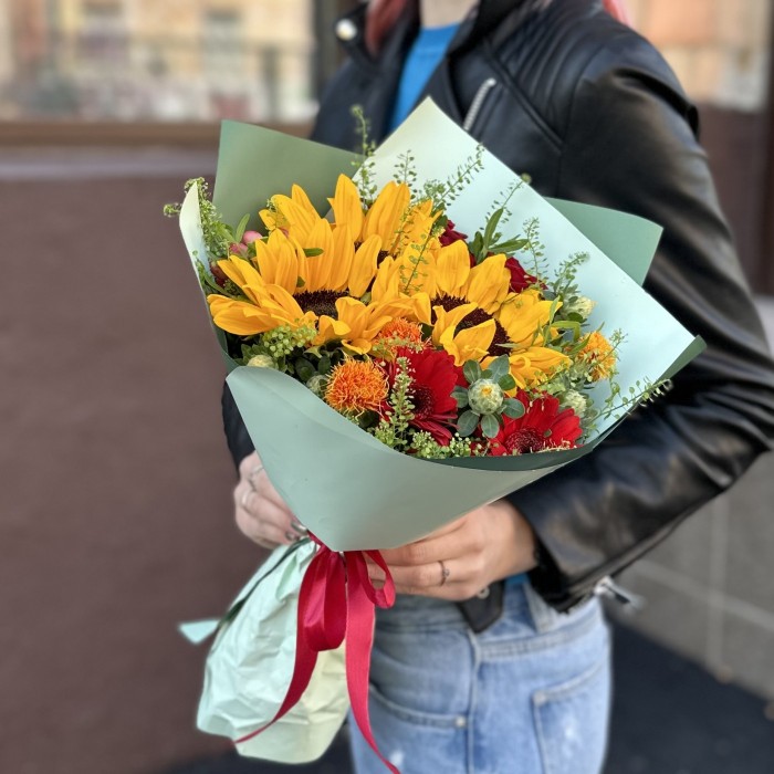 Букет с солнечными подсолнухами и гермини