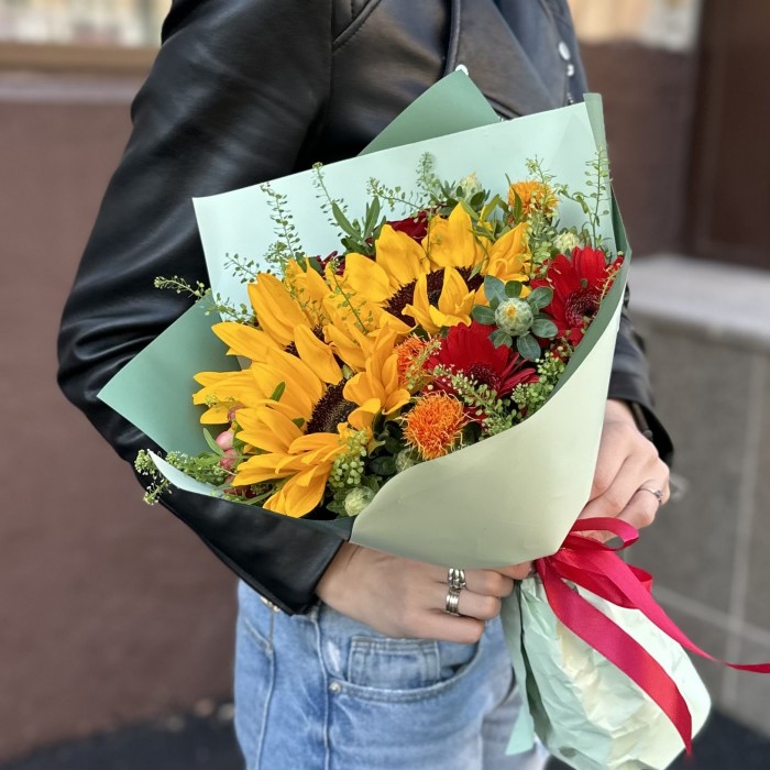 Букет с солнечными подсолнухами и гермини