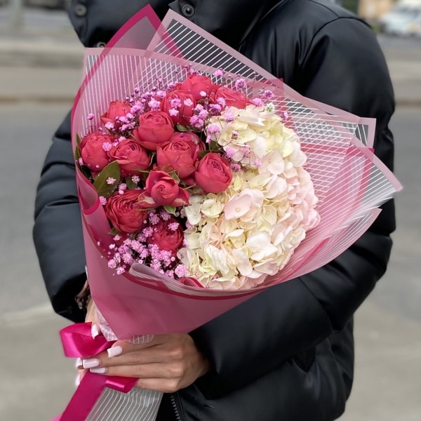 Букет с яркими розами и гортензией Рассвет