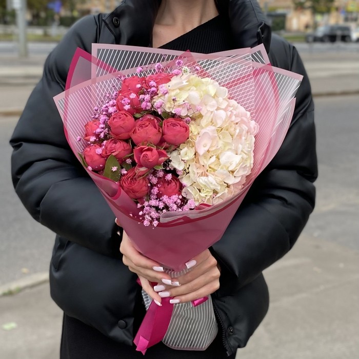 Букет с яркими розами и гортензией Рассвет