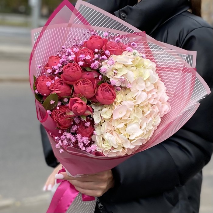 Букет с яркими розами и гортензией Рассвет