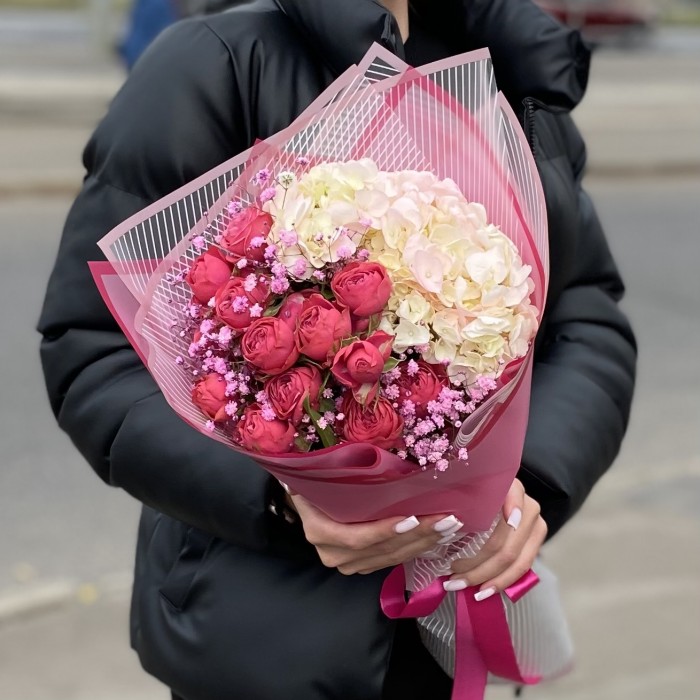 Букет с яркими розами и гортензией Рассвет