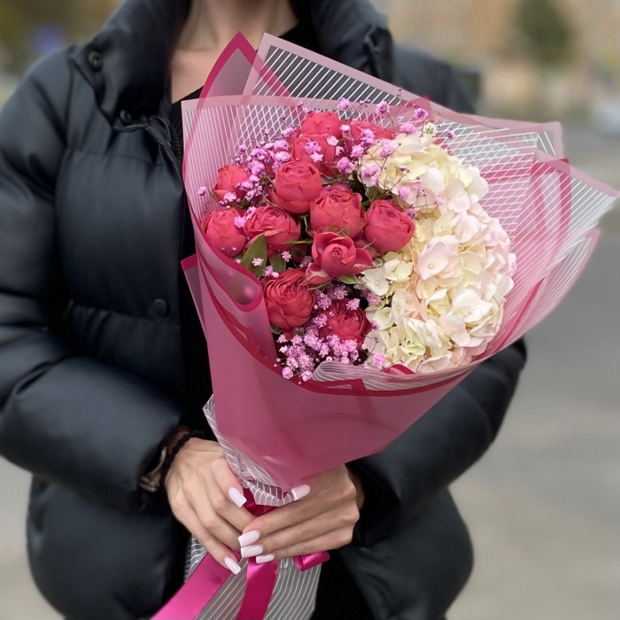 Букет с яркими розами и гортензией Рассвет