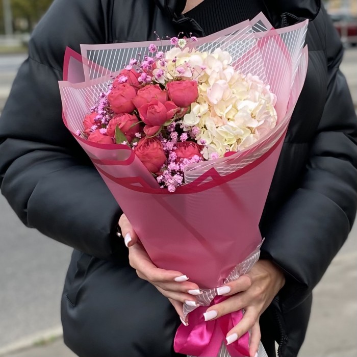 Букет с яркими розами и гортензией Рассвет