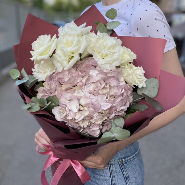 Букет с жемчужной гортензией и эустомой
