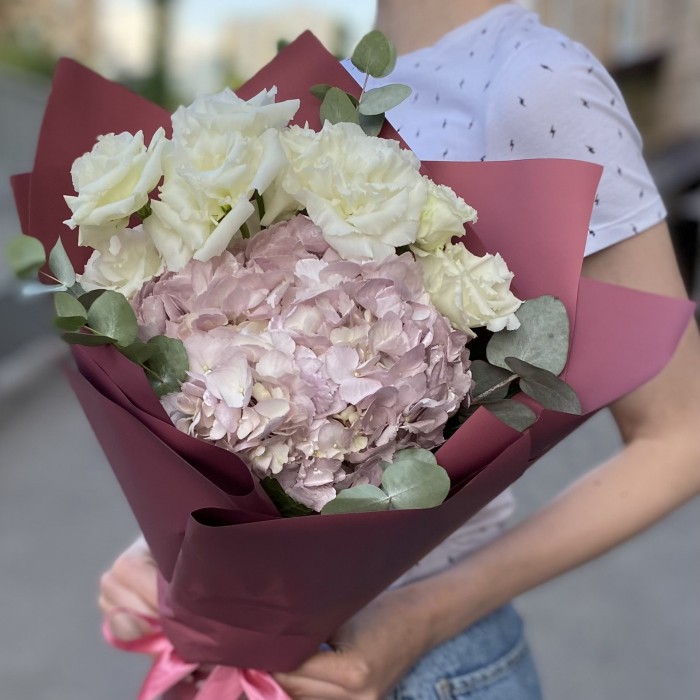 Букет с жемчужной гортензией и эустомой