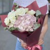 Букет с жемчужной гортензией и эустомой