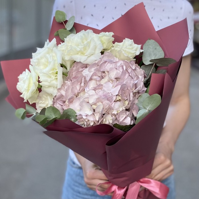 Букет с жемчужной гортензией и эустомой