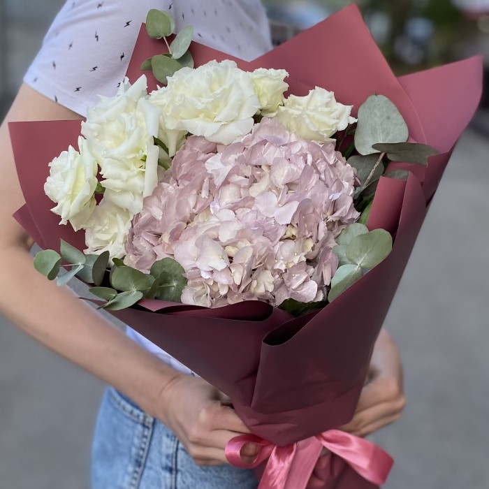 Букет с жемчужной гортензией и эустомой