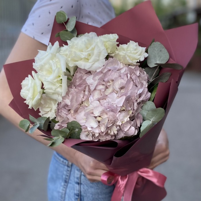 Букет с жемчужной гортензией и эустомой