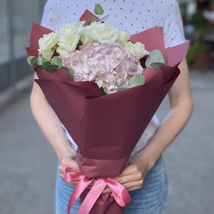 Букет с жемчужной гортензией и эустомой