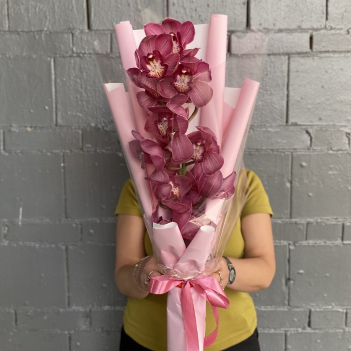Букет темно-розовых орхидей