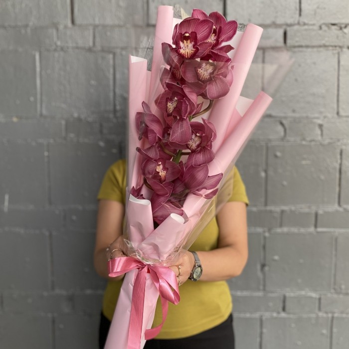 Букет темно-розовых орхидей