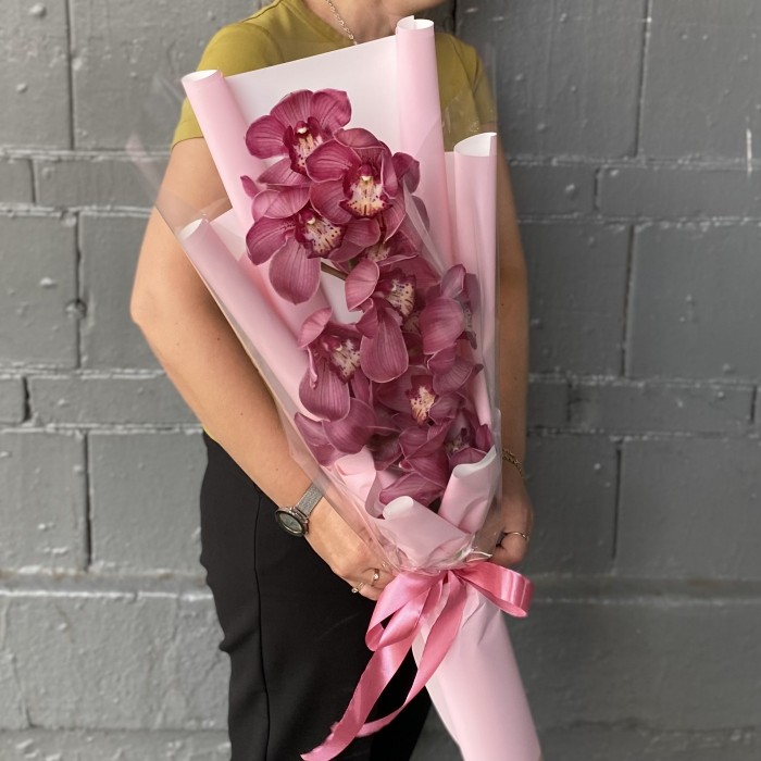 Букет темно-розовых орхидей