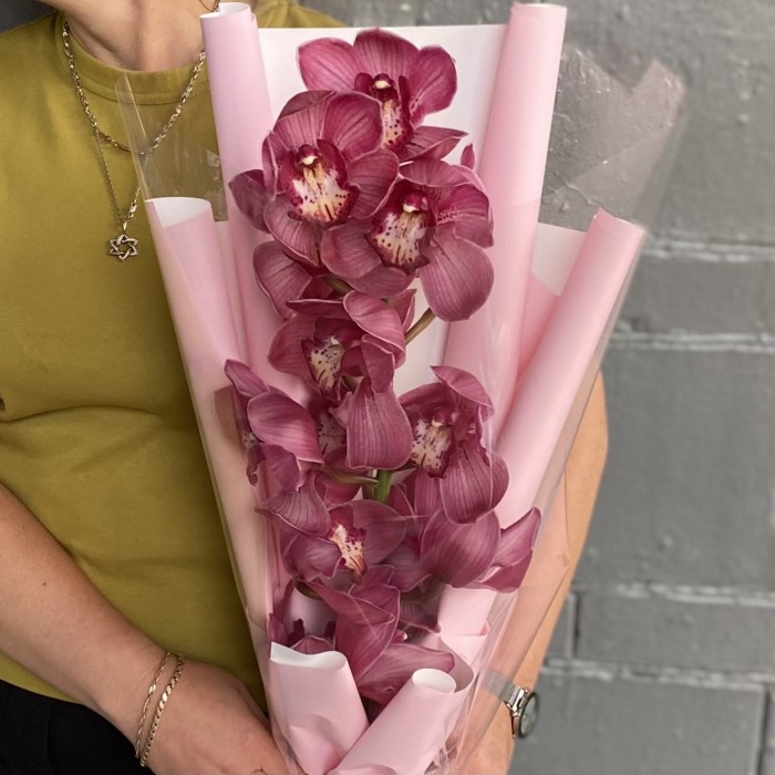 Букет темно-розовых орхидей