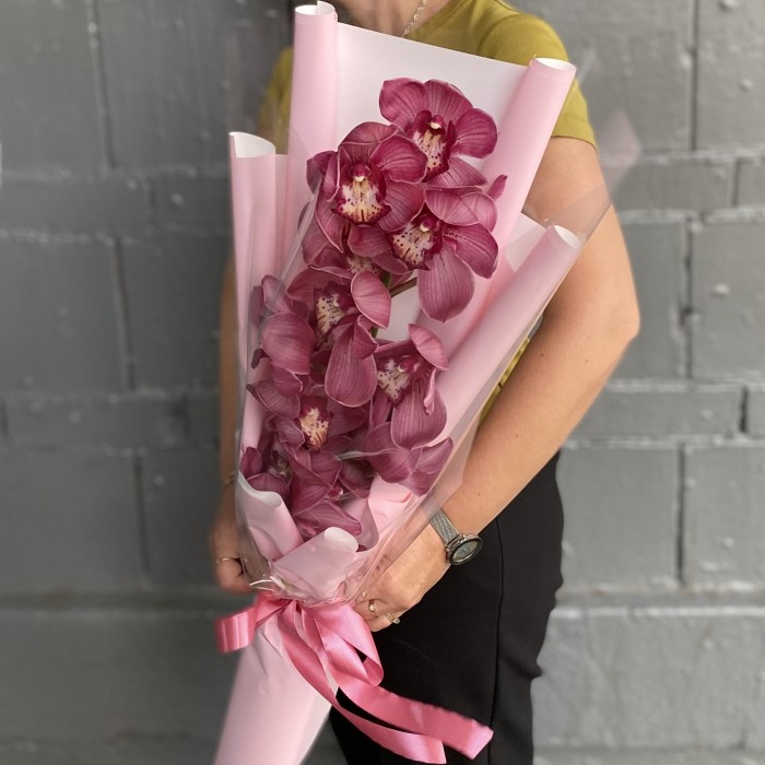 Букет темно-розовых орхидей