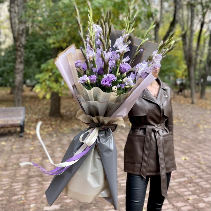 Большой букет в фиолетовом цвете с гладиолусами и эустомой
