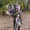 Большой букет в фиолетовом цвете с гладиолусами и эустомой