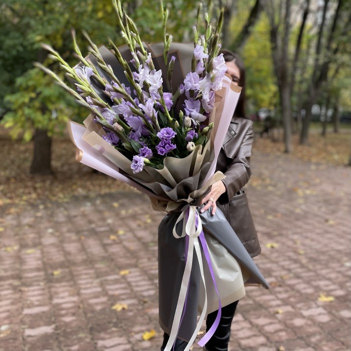 Большой букет в фиолетовом цвете с гладиолусами и эустомой