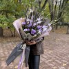 Большой букет в фиолетовом цвете с гладиолусами и эустомой