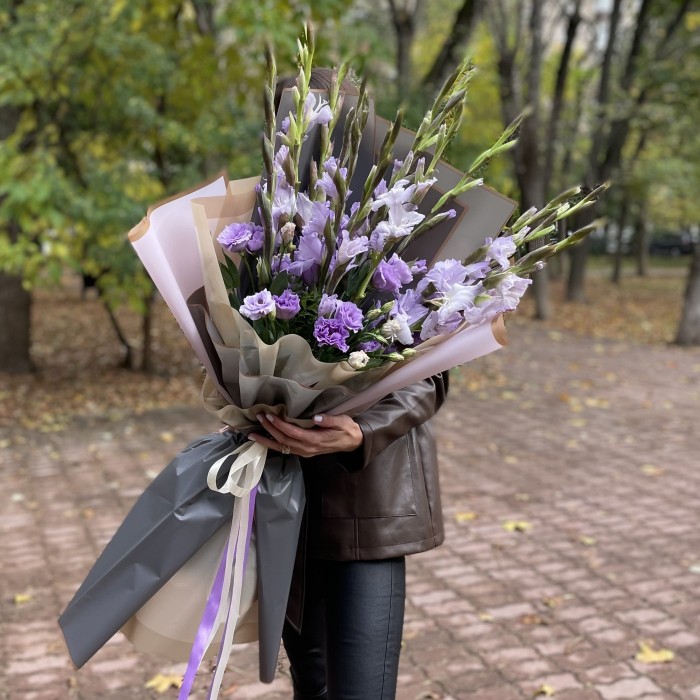 Большой букет в фиолетовом цвете с гладиолусами и эустомой
