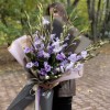 Большой букет в фиолетовом цвете с гладиолусами и эустомой