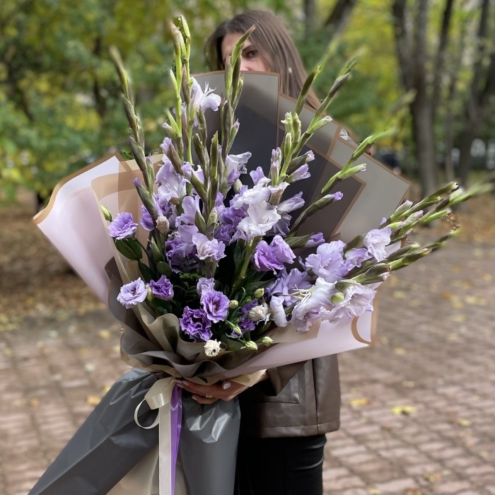 Большой букет в фиолетовом цвете с гладиолусами и эустомой